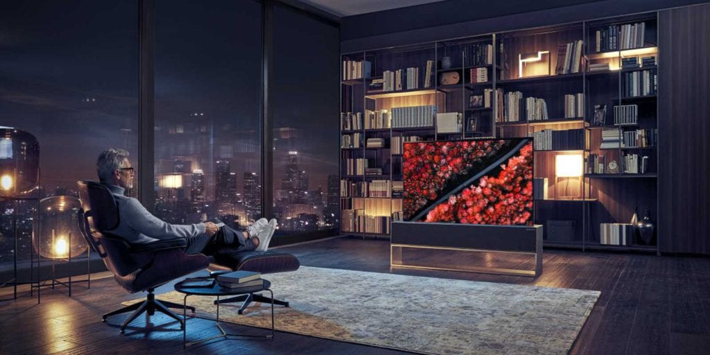 Téléviseur OLED enroulable LG dans un salon, écran déployé