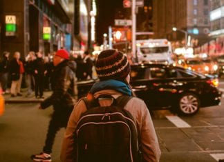 Bientôt un sac à dos avec un écran pliable ?