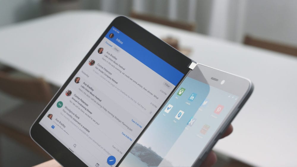 Microsoft Surface Duo ouvert affichant une messagerie