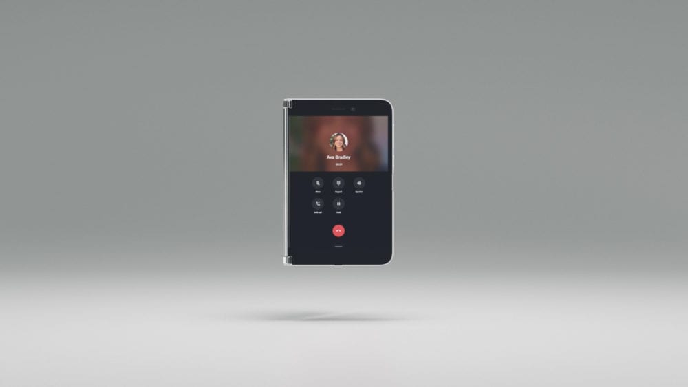 Microsoft Surface Duo replié utilisé pour un appel