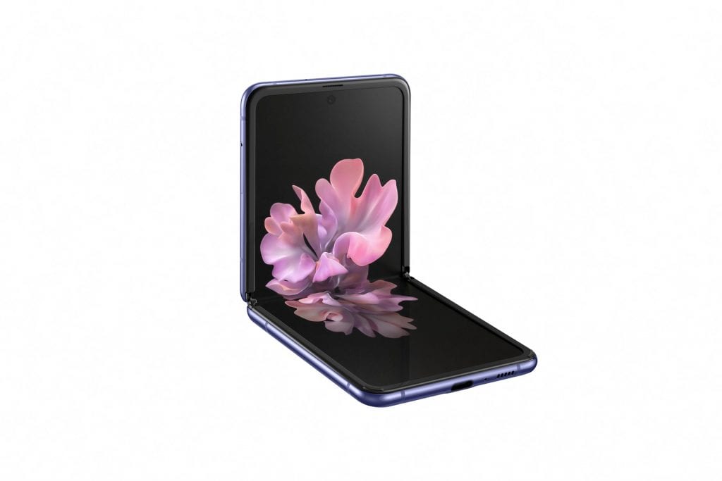 Samsung Galaxy Z Flip à demi ouvert, posé sur sa tranche