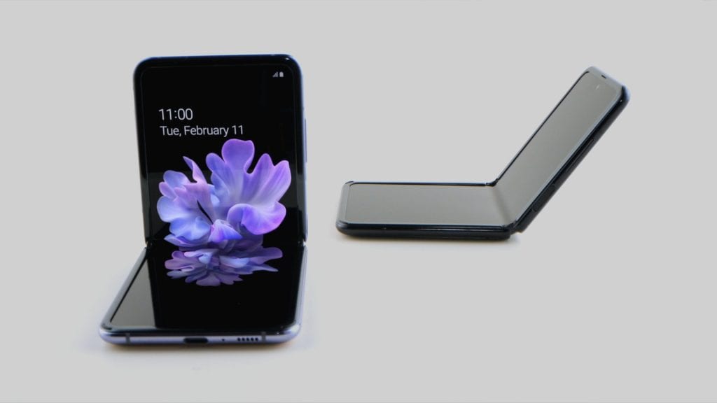 Samsung Galaxy Z Flip à demi ouvert, vu de face et de profil
