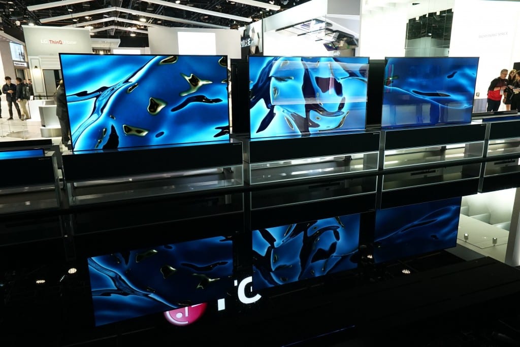 Rangée de téléviseurs LG Signature OLED R déroulés sur le stand LG du CES