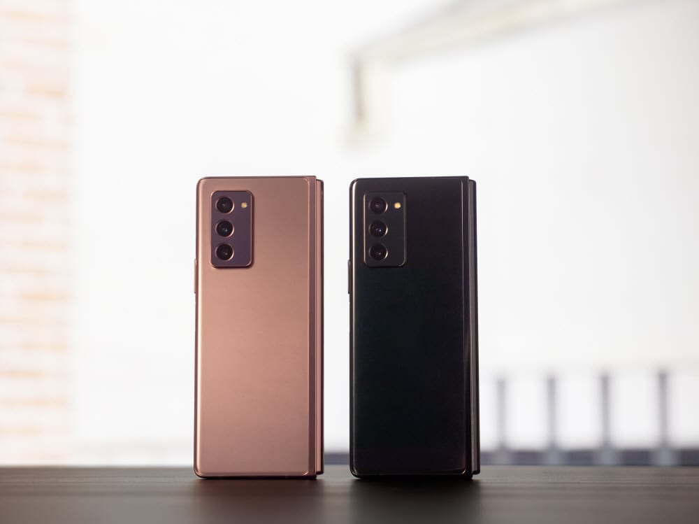 Galaxy Z Fold 2 en coloris Mystic Bronze et Mystic Black, vus de dos