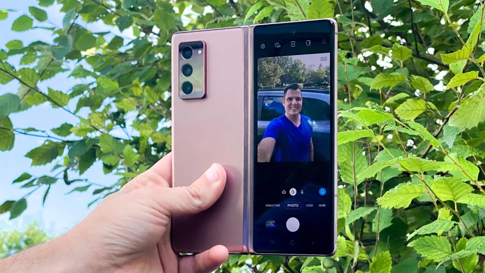 Samsung Galaxy Z Fold 2 bronze utilisé pour un selfie avec l'écran externe
