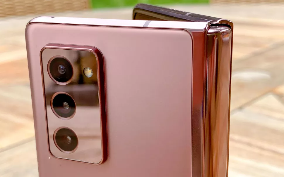 Module photo à trois capteurs du Samsung Galaxy Z Fold 2 bronze