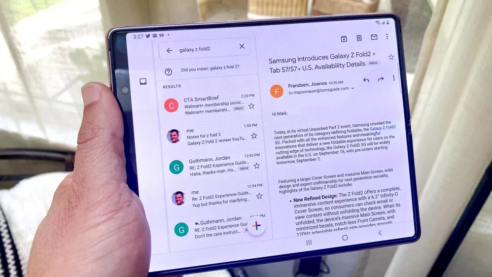 Samsung Galaxy Z Fold déplié affichant une messagerie en mode tablette