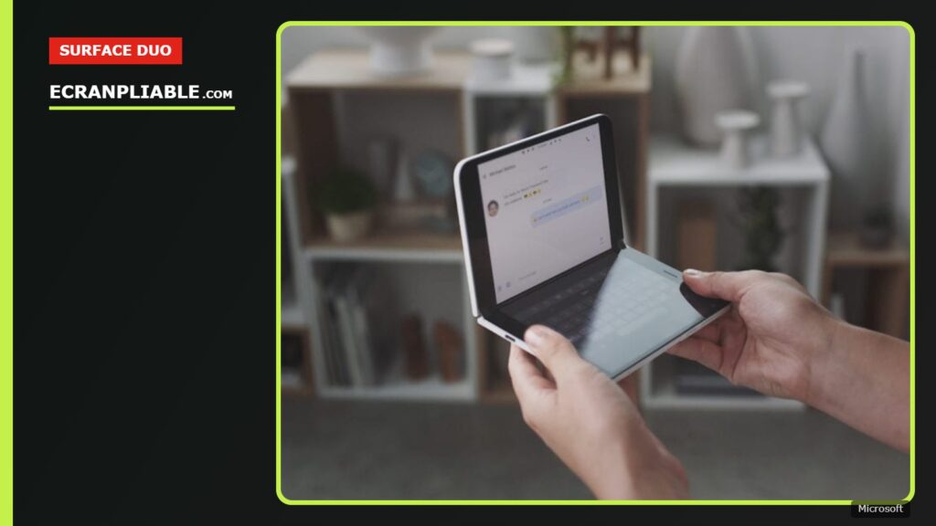 Le Microsoft Surface Duo tenu en mode livre